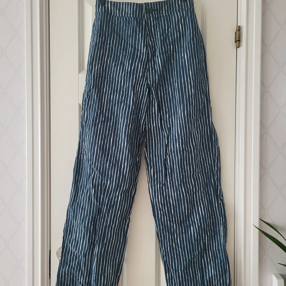 Randiga utsvängda gröna byxor i storlek S. Köpta från uniqlo. Marimekko. Använda en gång. . Jeans & Byxor.