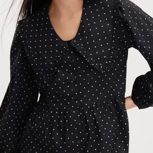 Skjorta med frill collar - Svart prickig skjorta med volangkrage! Endast använd vid ett tillfälle, insett att den inte riktigt passar mig. Storlek S men sitter ganska löst, villet är supersnyggt 🌞