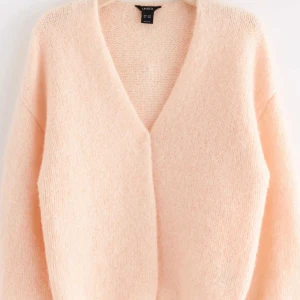 Ljus rosa kofta från Lindex  - Super fin, fint skick 💓Använd sällan, säljer då den ej används 🤗 storlek m/l då jag ville ha den lite ”lösare” men passar s då jag har det i vanliga fall