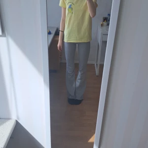 T-shirt - En gul t-shirt med text "very appealing" och en banan gjord av paljetter. Fint skick bara använd några fåtal gånger. Lite skrynklig men går lätt att stryka. Gul på baksidan. Storlek xs men skulle säga att den är lite oversized. 💕