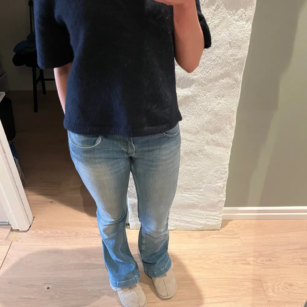 jeans med låg midja och snygga fickor, bra i längden på mig som är 175 cm. Jeans & Byxor.