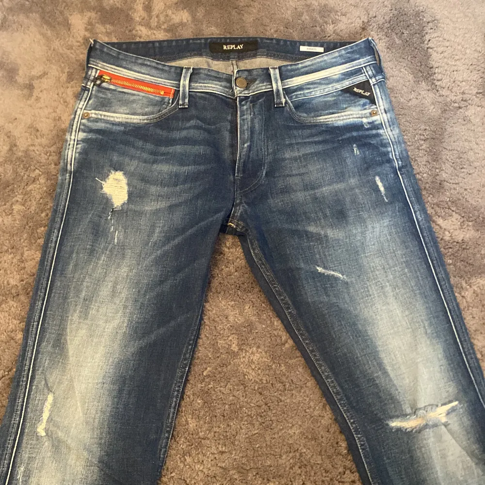 Sjukt snygga Ripped Replay jeans i modellen anbass | Storleken är M, måtten är  41 cm på midjan och längden 102cm | Skicket är mycket bra dem är använda två gånger | Hör av er vid frågor! . Jeans & Byxor.