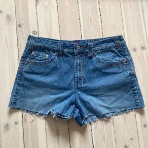 super coola low/mid waits jeans shorts med snygga sömmar. säljer då dom tyvärr är för små. köpta second hand men jag skulle säga att dom är i nyskick 