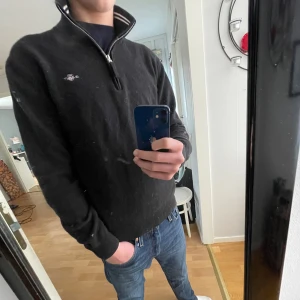 Gant Half Zip - Hej! Vi säljer nu en Gant Half Zip med bommulsmaterial i storlek S // Skick 9/10 // Svart färg // Pris sänkes vid snabb affär // Frakt 1-3 arbetsdagar // Orginalpris 1300 KR // 