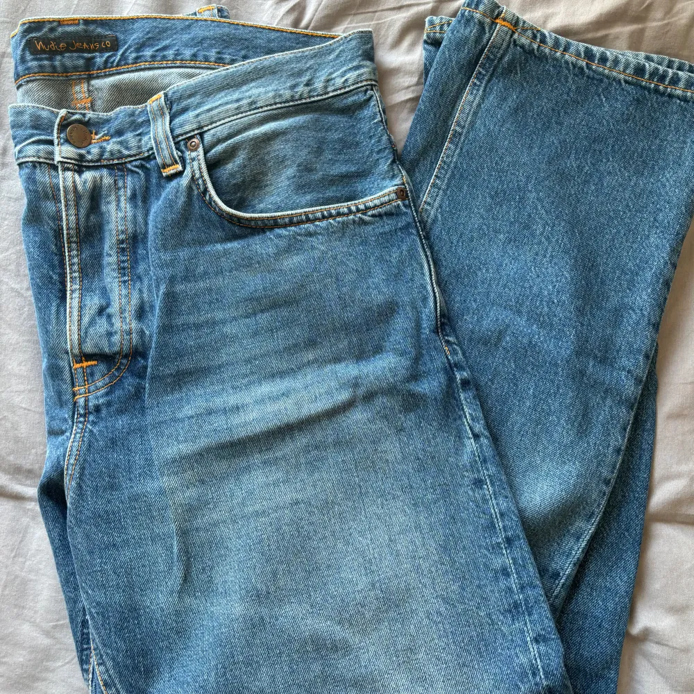Blå Nudie jeans (äkta), bra skick användas fåtal gånger, storlek W:33 L:30, pris går att diskutera vid snabb affär. . Jeans & Byxor.