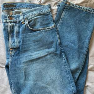 Blå Nudie jeans (äkta), bra skick användas fåtal gånger, storlek W:33 L:30, pris går att diskutera vid snabb affär. 
