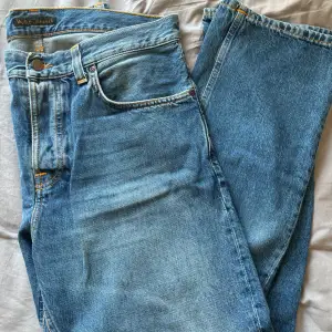 Blå Nudie jeans (äkta), bra skick användas fåtal gånger, storlek W:33 L:30, pris går att diskutera vid snabb affär. 