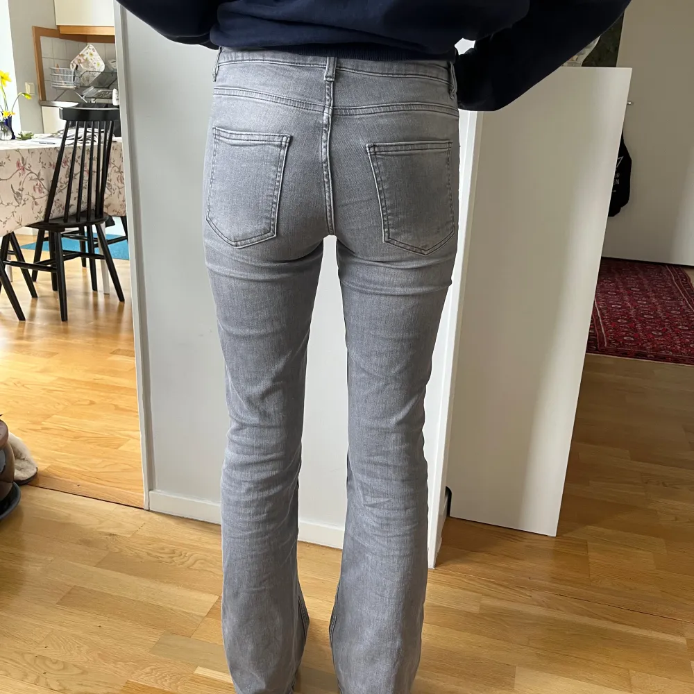 Superfina gråa Kappahl jeans som sitter bra i längden på mig som är 175 😍 säljer för att dem är lite små i midjan ❤️. Jeans & Byxor.