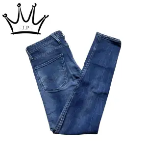 Säljer dessa fräscha replay jeans i modellen Anbass. Bra skick inga defekter 9/10.  Passar perfekt på modellen på bilden som är 189 och väger 75kg, W31/L34. Passar perfekt. Kontakta oss ifall du har frågor och funderingar!
