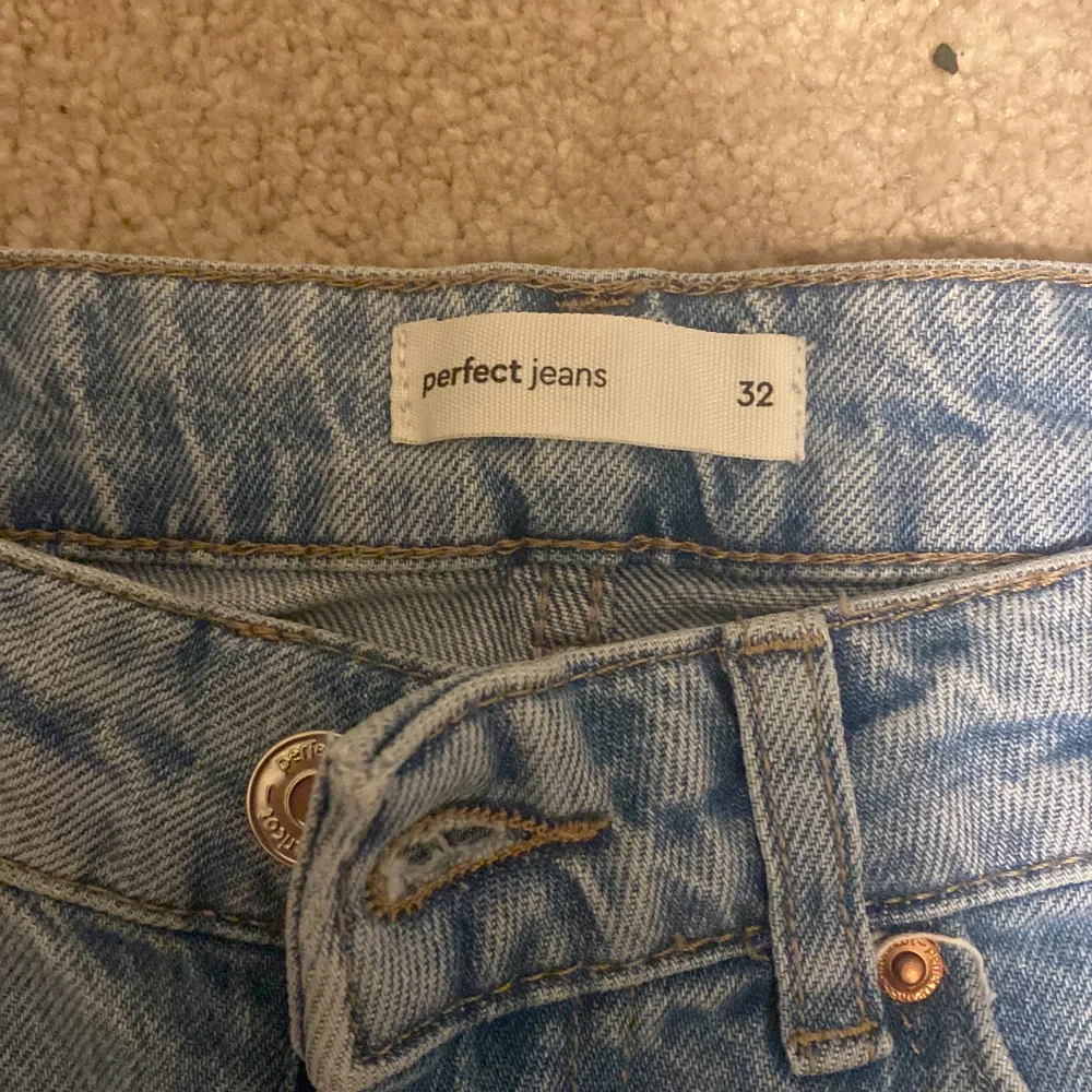 Blåa mid-Waits jeans från Gina. De är i bra skick men är tyvärr försmå för mig.. de är raka i benen👄. Jeans & Byxor.