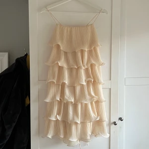 Volangklänning  - Drömmig volangklänning från & other stories! Använd en gång så i jättefint skick! Nypris ca 1000