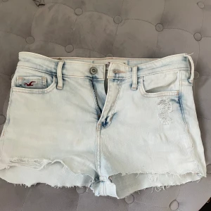 Lågmidjade hollister jeans shorts  -  Säljer dessa jättefina låg midja det jeans shorts ifrån Hollister. De har inga definitioner på sig🩷