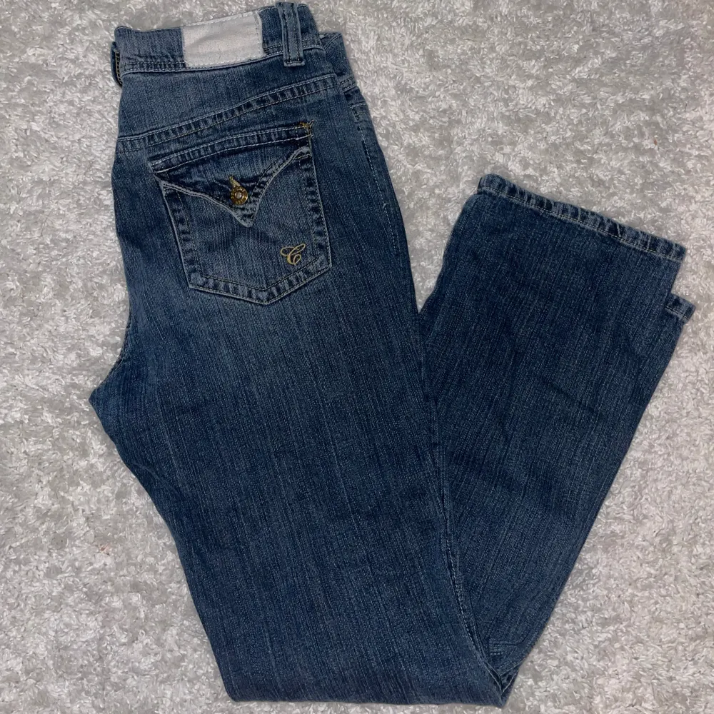 Ett par blåa low waist jeans i storlek 42🩵 . Jeans & Byxor.