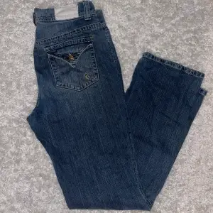 Ett par blåa low waist jeans i storlek 42🩵 