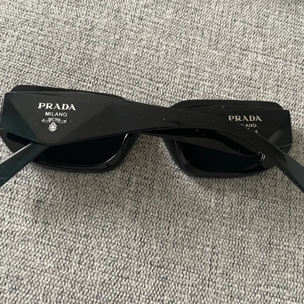Säljer dessa minimalt använda Prada solglasögonen, de har inga repor eller skador. Övrigt.