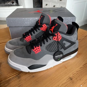Jordan 4 (retro infrared) - Knappt och sparsamt användna Jordan 4 i färgen ”retro infrared”. Skorna är näst intill nyskick och med tillkommer originalkartong samt ”restocks verified authentic tag” som är bevis på att skorna är äkta (finns på både skorna och kartong).