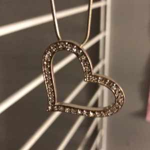 Halsband - Gulligt halsband med ett hjärta o rhinestones på💖💖
