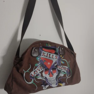 Ed hardy väska - Ed hardy väska köpt på second hand💕 skriv för fler bilder!! TRYCK INTE PÅ KÖP NU
