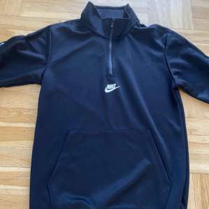 Säljer en svart Nike hoodie. Använd nån gång skicket 8.5/10. Skriv för mer bilder och info