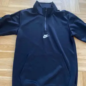 Säljer en svart Nike hoodie. Använd nån gång skicket 8.5/10. Skriv för mer bilder och info