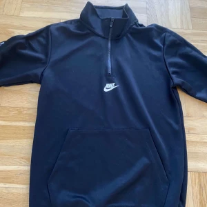 Nike hoodie - Säljer en svart Nike hoodie. Använd nån gång skicket 8.5/10. Skriv för mer bilder och info