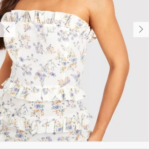 Tall Blommig Midaxiklänning Med Volanger  - Säljer denna jättesnygga klänningen från Boohoo. Aldrig använd och lappen finns kvar ✨ Slutsåld! 