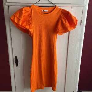 Orange miniklänning från Zara🧡 - Klänningen är i bra skick! Ser inte ut att var använd, inga fläckar mm🧡 