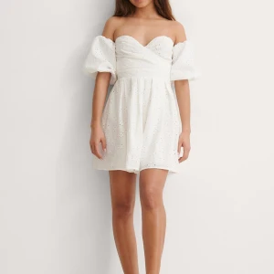 Studentklänning  - En otroligt söt studentklänning från NA-KD, säljer då jag bestämt mig för en annan. Aldrig använd och lappar kvar.