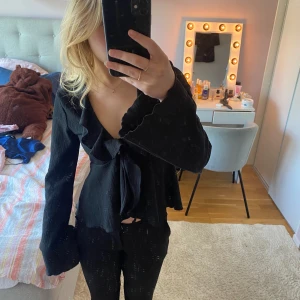 Blus från vero moda💗 - Jag säljer nu denna fina blus, blusen har snörren så man knyter den själv och man får en liten öppning vid magen! Jätte snygg nu till sommaren💗