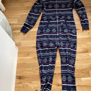 Onepiece - Mysig onepiece från Ellos säljes. Måttligt använd av mig men är köpt på second hand så vet ej hur mycket den använts tidigare. I gott skick. Säljes för 70 kr. 