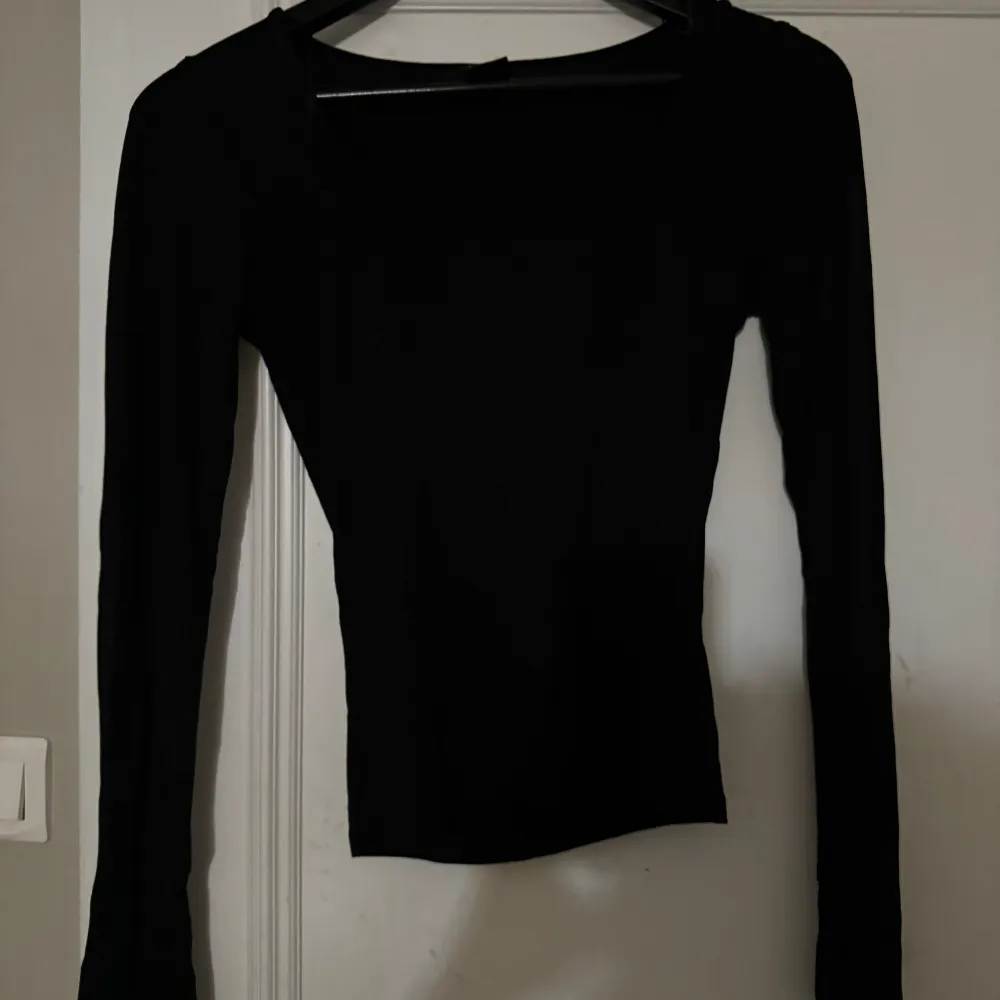 Säljer en svart långärmad tröja från Ginatricot. Den är i strl s och den säljs för 100kr inkl frakt. . Tröjor & Koftor.
