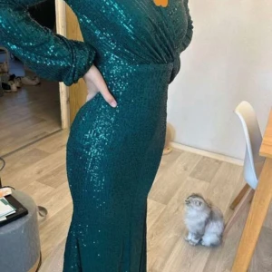 Grön balklänning med paljetter - Har bara använt den en gång!