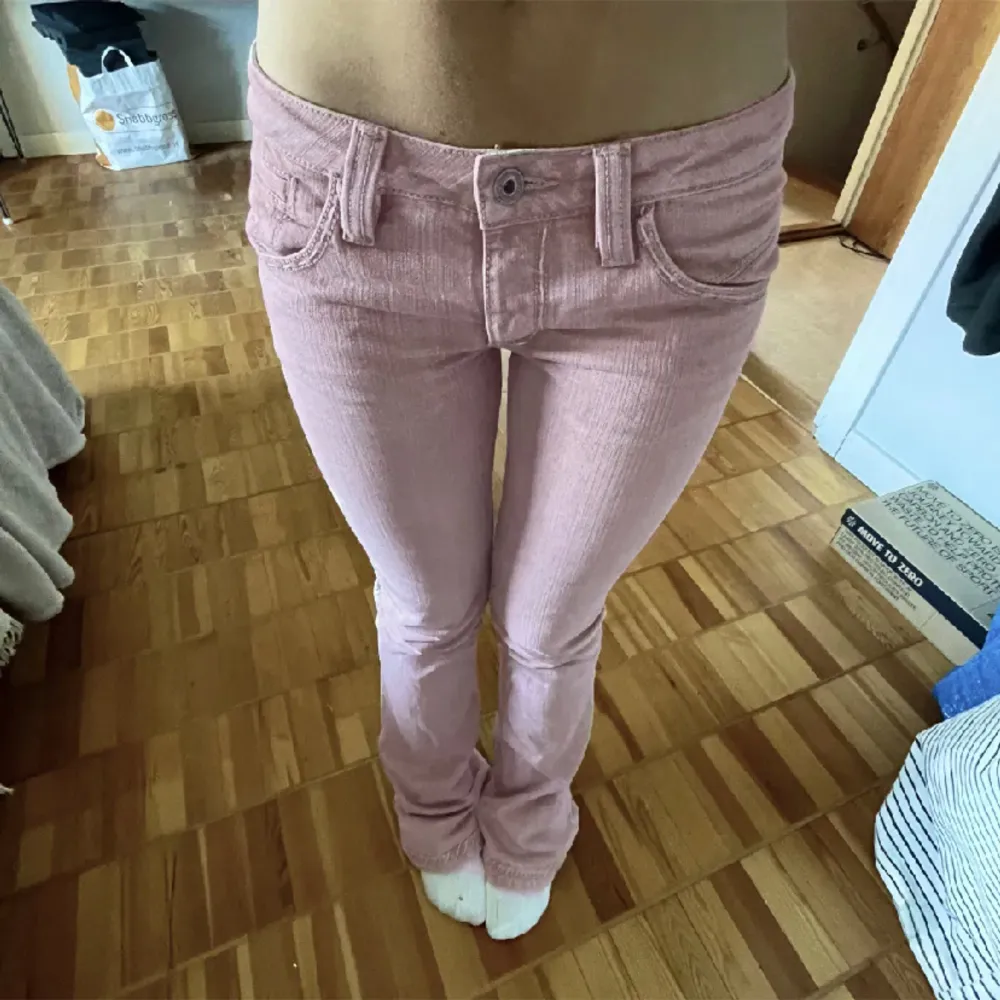 Jätte snygga rosa jeans. Dem är mer rosa i verkligheten än på bild 2&3 . Samma färg som på bild 1. Midja runt 43. Och innerbenslängd ish 87 mer går att vika. . Jeans & Byxor.