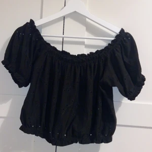 Top - Jättesöt top från Gina. Säljer dels för att jag tycker att den är för kort för mig och att den inte kommit till användning💕