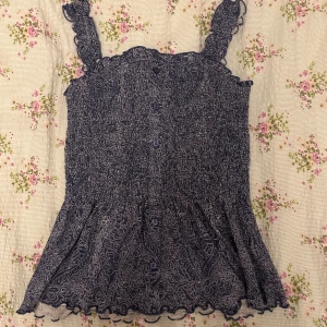 Mörkblå mönstrad sommartopp  - I nyskick iprincip 