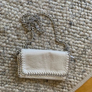 Vit kedjeväska - Skitsnygg lite mindre kedjeväska!! Bra skick💖💖Skriv vid funderingar eller tryck på ”köp nu”