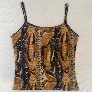 Ormskinns linne - Linne i tunt mesh liknande material, coolt ormskinns tryck! Storlek S.