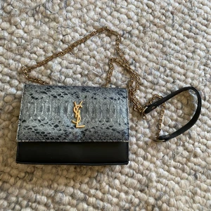 YSL liknande väska - Skitsnygg axelremsväska i bra skick förutom en liten slitning på bandet men det är knappt något som syns(bild 3) 💕🔥