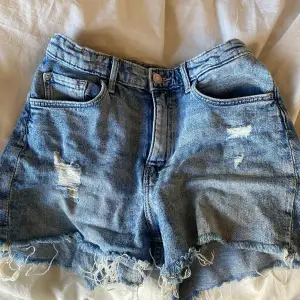 Jeans shorts från H&M, använd flertal gånger men bra skick. Storlek 152 