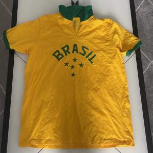 Hej säljer min Brasilien tröja som är dirket från Brasilien och peles tider då den inte kommer till någon användning pris kan diskuteras 😁