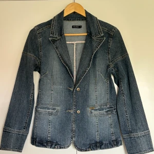 Så snygg jeans jacka 😍 - Jättesnygg nu till sommarn och iprincip inte använd 💗