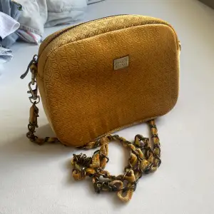 En jätte fin gul väska från pipol’s bazaar som passar bra till alla sommar kläder 💝💛💖✨💫🌟original pris 699