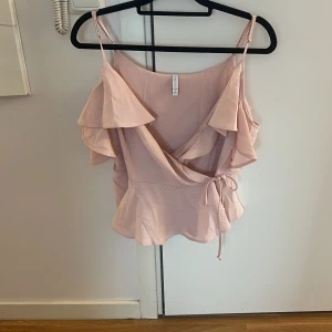 Topp - Säljer min fina topp, använd fåtal gånger storlek M men passar även till S 💞💞