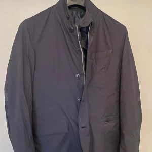 Massimo dutti jacka  - En fin och stilren kavaj jacka som e tunn och bra till våren nu, skriv för fler frågor 