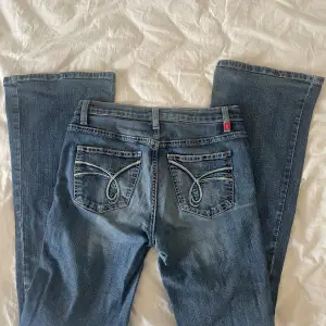 Bootcut Espirit jeans som inte kommer till användning. De är lite slitna längst nere på jeansen. Innebenslängd-76cm. Midjemått-34cm tvärsöver. Skriv till mig innan ni köper då jag också säljer de på Vinted.