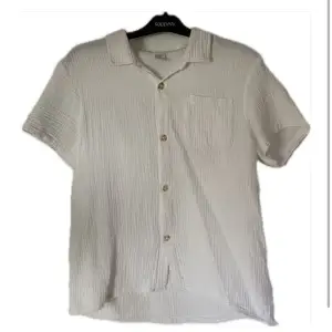 Hej! Säljer nu min vita linneskjorta. Toppen skick och utan några större defekter. Storlek S. pm✉️ för bilder mm.