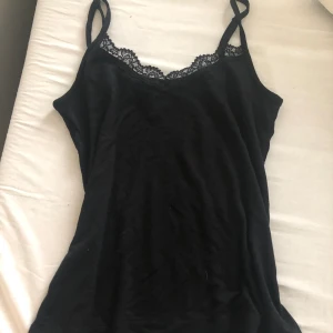 Spets topp - köpt för några veckor sedan, i bra skick💓💓SÅLD PÅ VINTED