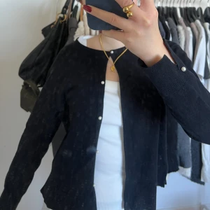 Kofta  - Stickad kofta med pärl detaljer från zara. Fint skick