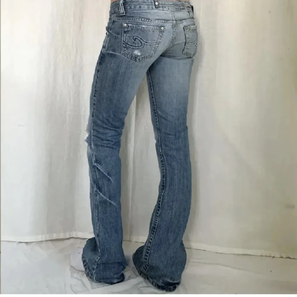 Jätte snygga jeans ! W26 i midja och 84 innerbenslängd! Lånade bilder av tjejen jag köpte dem av men endast använt dem 8-10 gånger då dem är för små 💞 pris kan diskuteras BUD:1100 svarar ingen pgr paxade. Jeans & Byxor.