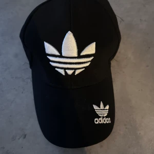 Adidas keps - Svart/vit Adidas keps som är simpel men snygg!!
